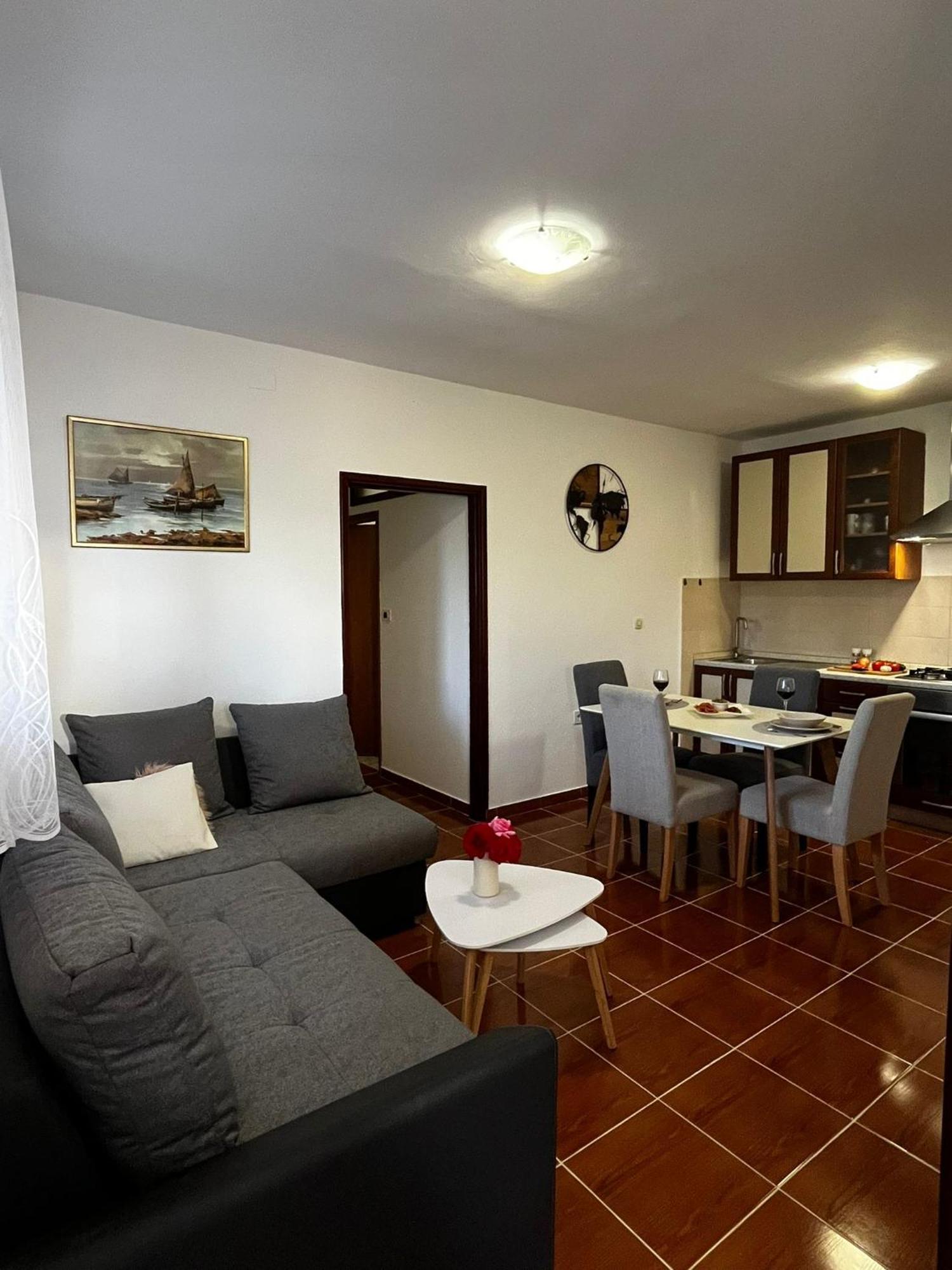 Mimi - Airport Apartman Pula