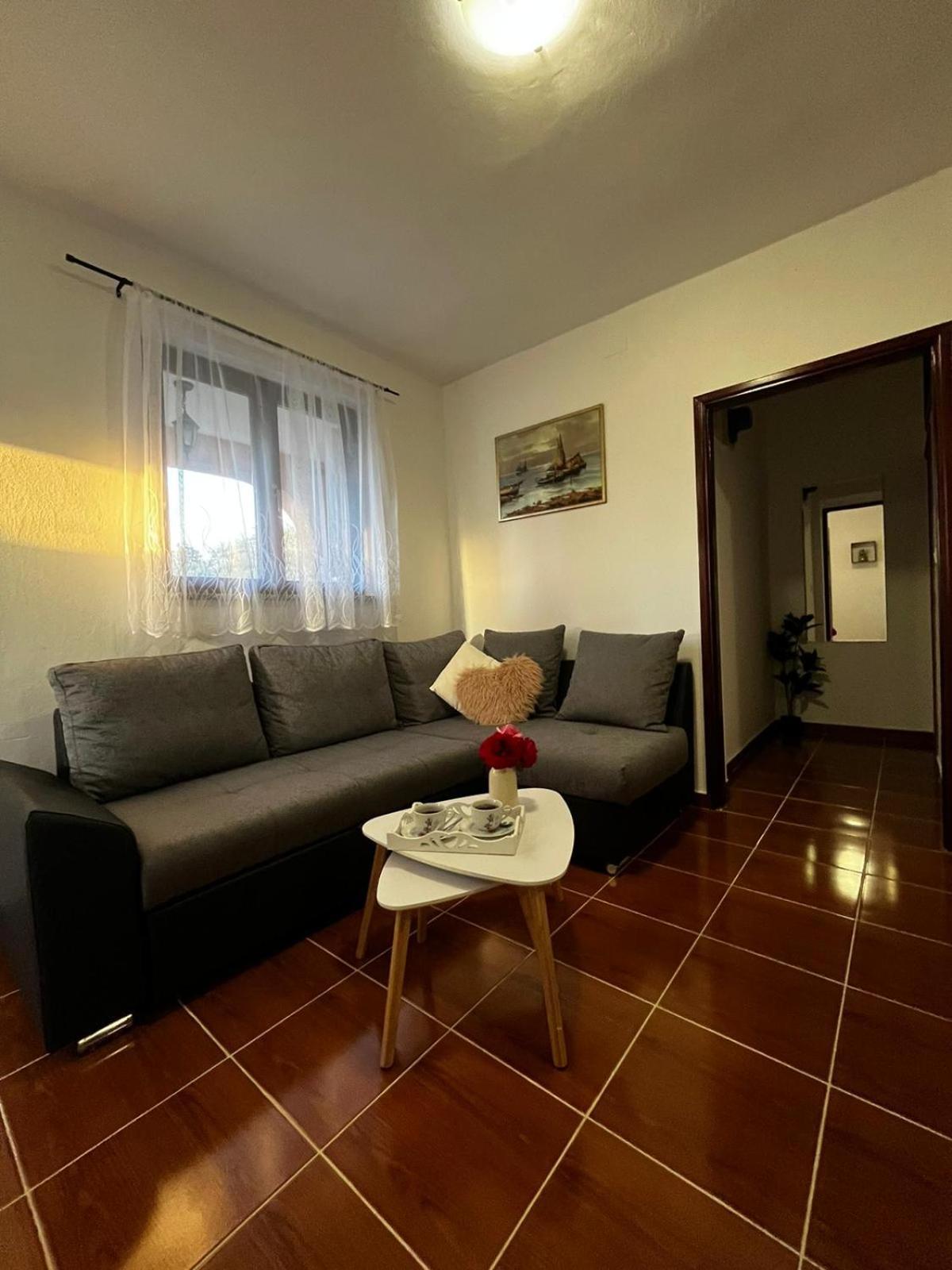 Mimi - Airport Apartment Pula